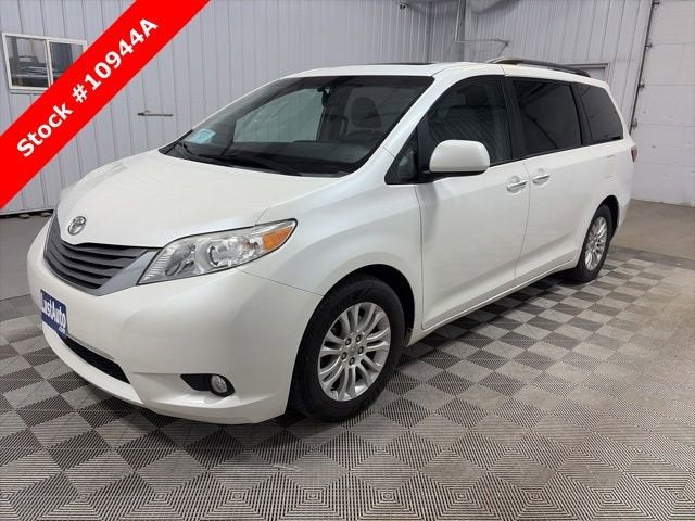 2015 Toyota Sienna XLE V6 7-Passenger Access Seat's photo